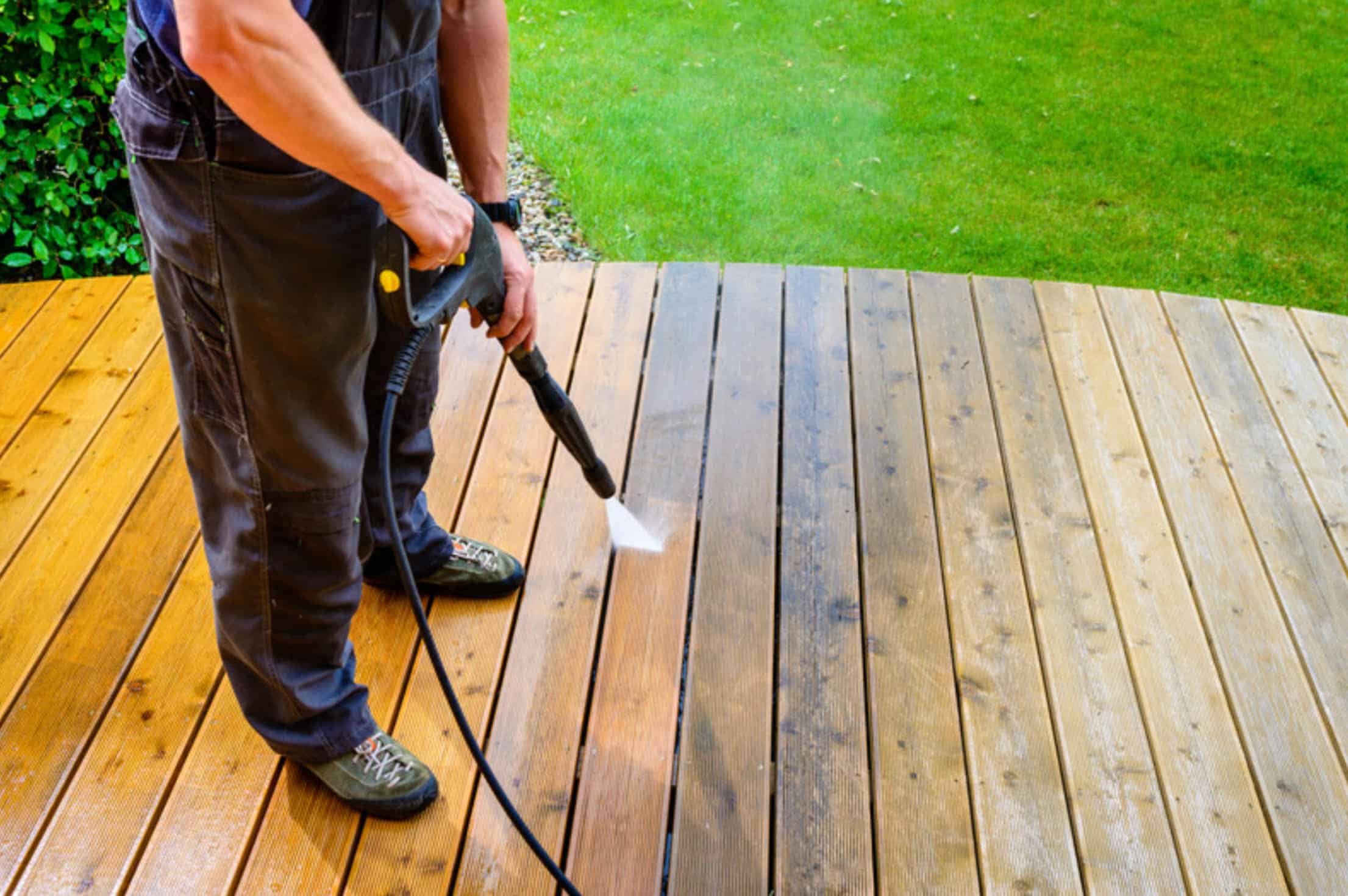 Nettoyage d'une terrasse en bois au pistolet à eau