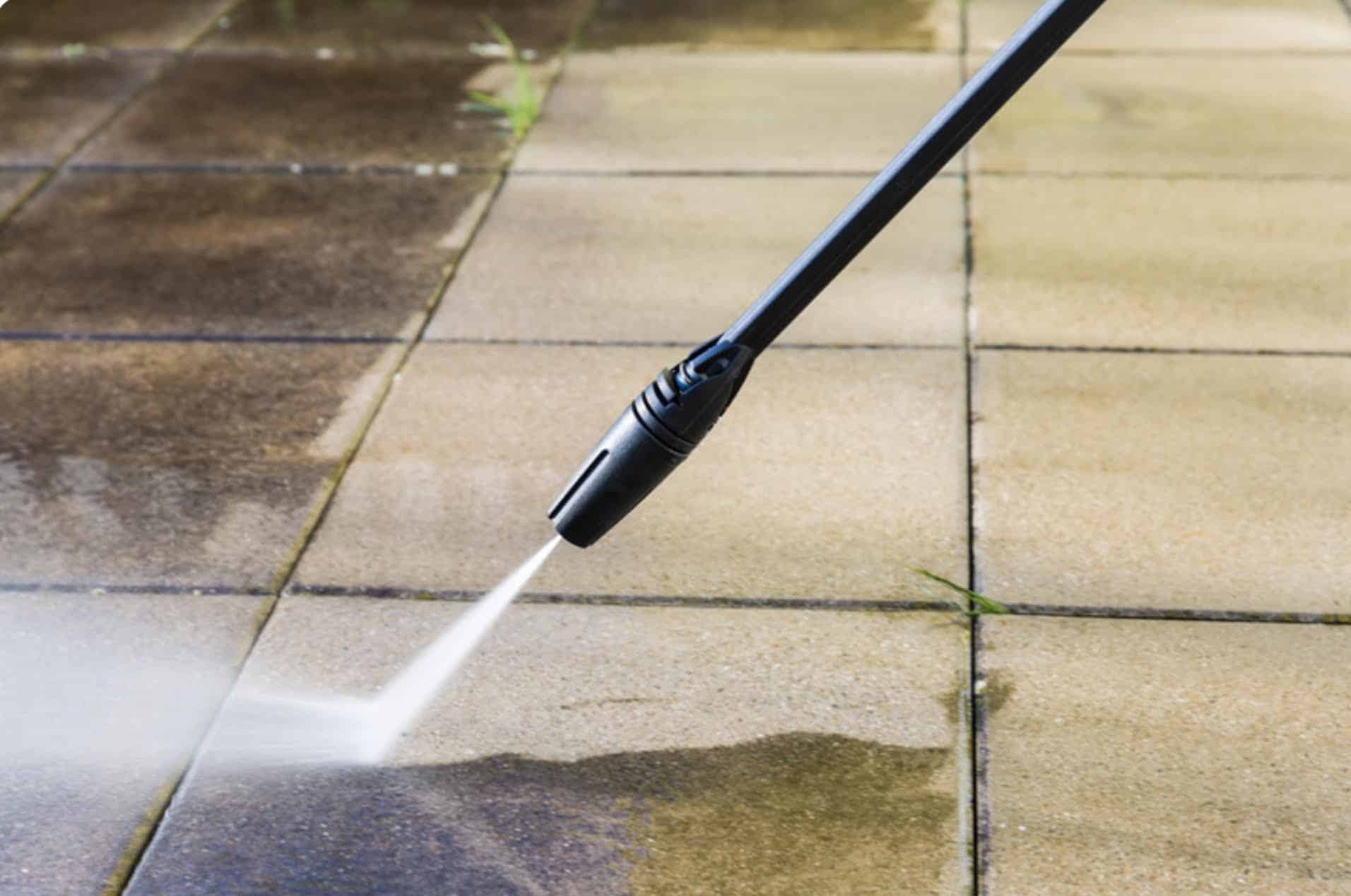 Nettoyage d'une terrasse au pistolet à eau