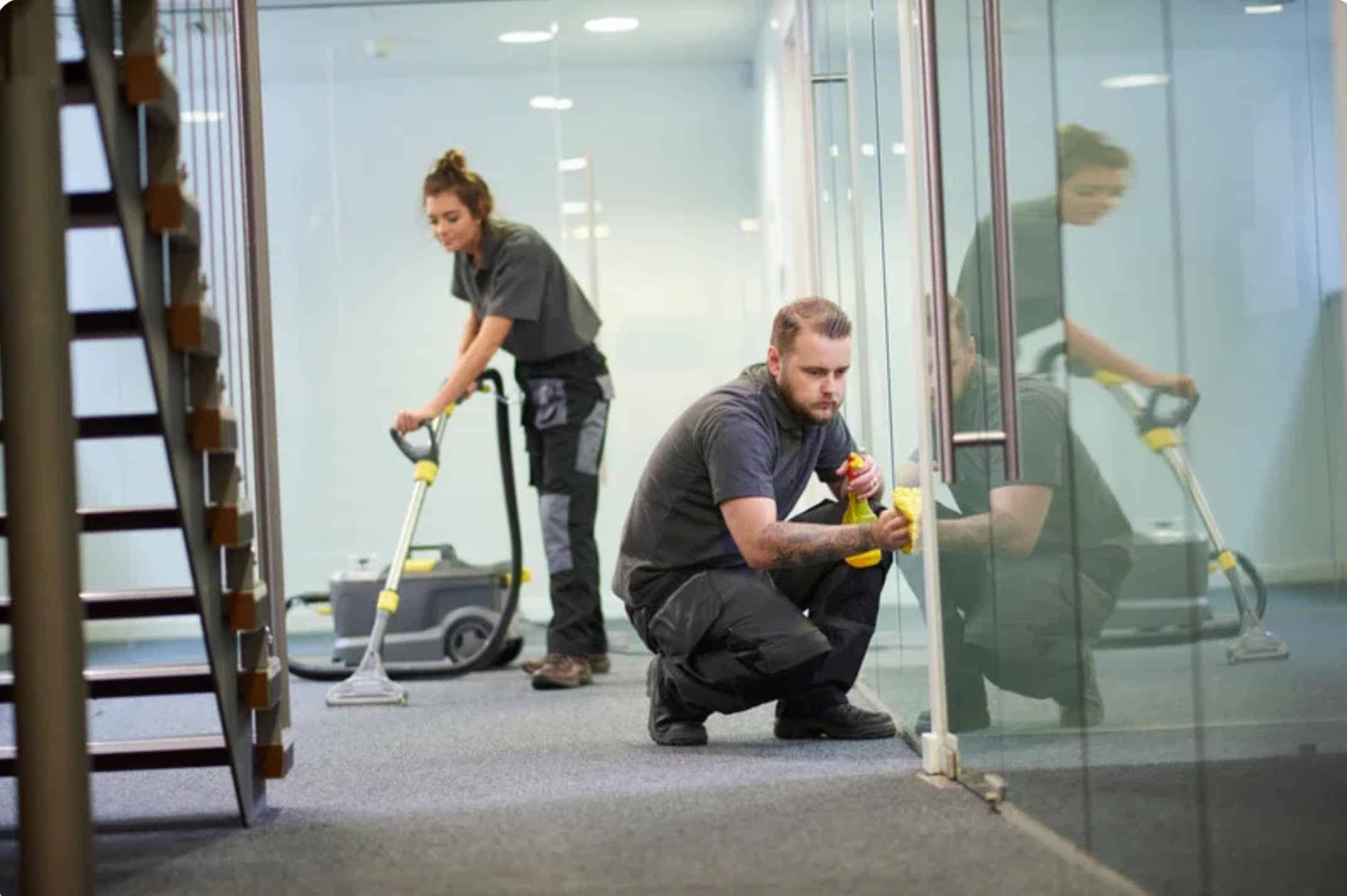 Personne nettoyant un tapis avec un nettoyeur à vapeur dans un espace de bureau moderne